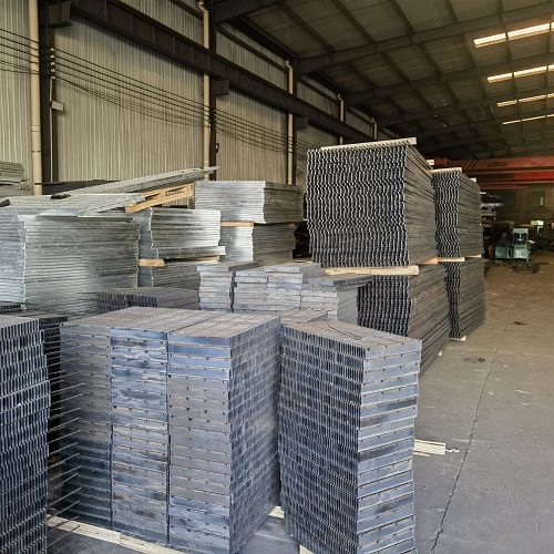 化工廠平臺(tái)鋼格板的承重與耐磨性