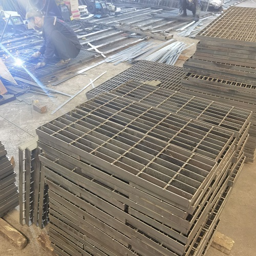 化工廠鋼格板選型指南：耐酸耐腐蝕材質推薦！