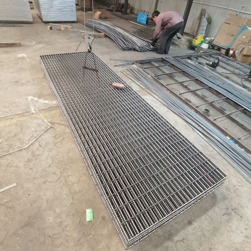 市政工程鋼格板選型：玻璃鋼格柵VS金屬格柵對(duì)比！