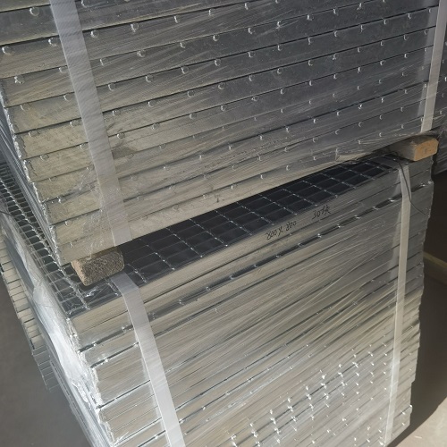 化工廠鋼格柵防腐蝕方案：應對強酸堿環境的選型策略