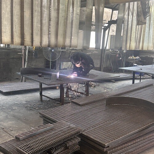 鋼格柵板與傳統鋪地材料的性能對比分析