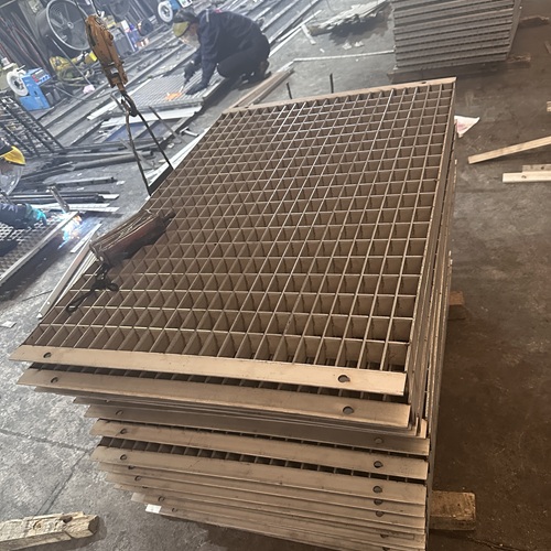 鋼格柵板踩空怎么辦？防滑設計來幫忙